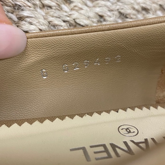 SOLD Chanel tan & black pointed toe flats - Picture 3 of 13